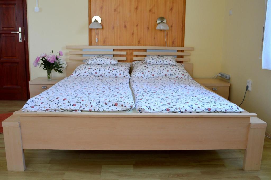 Postel nebo postele na pokoji v ubytování Florianus Vendeghaz