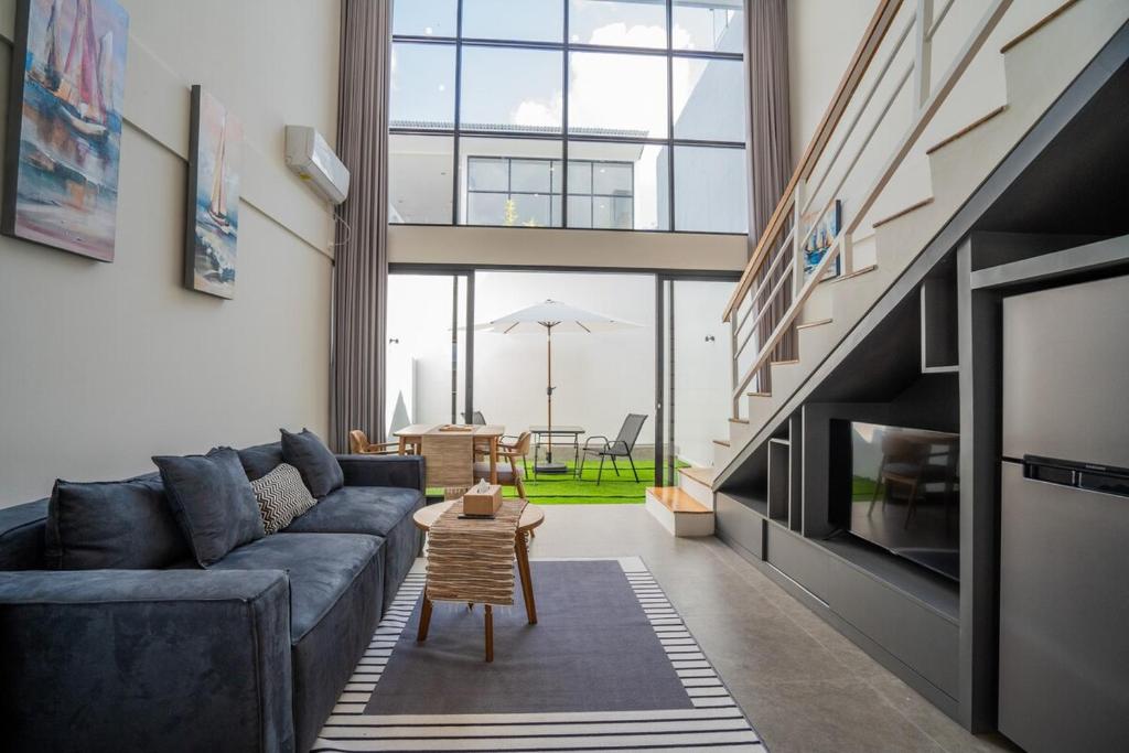 Et opholdsområde på Wolu Loft 28 - 1BR North Canggu