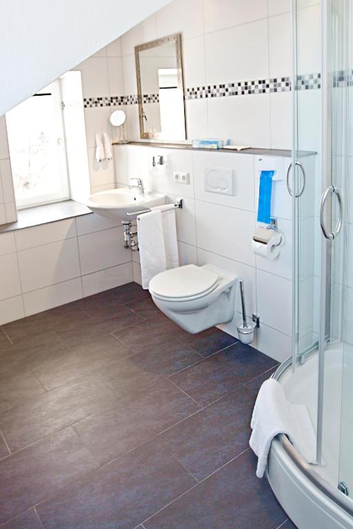Koupelna v ubytování Hotel Garni Ammergauer Hof