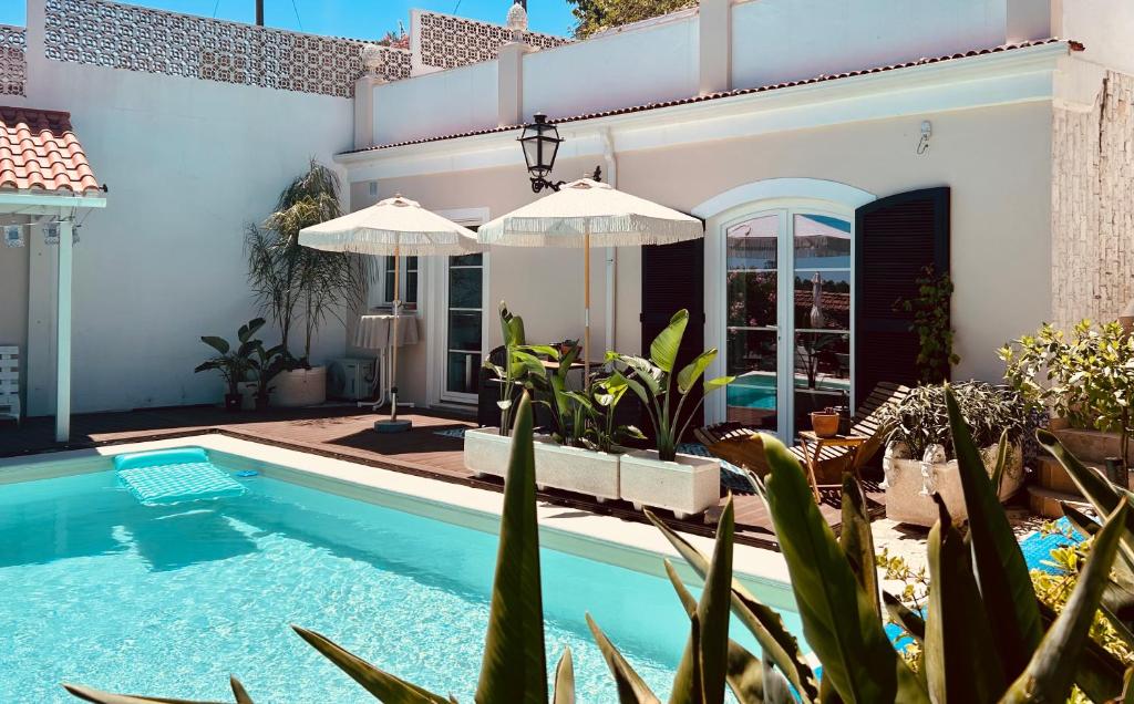 una villa con piscina y una casa en Do Padre, 