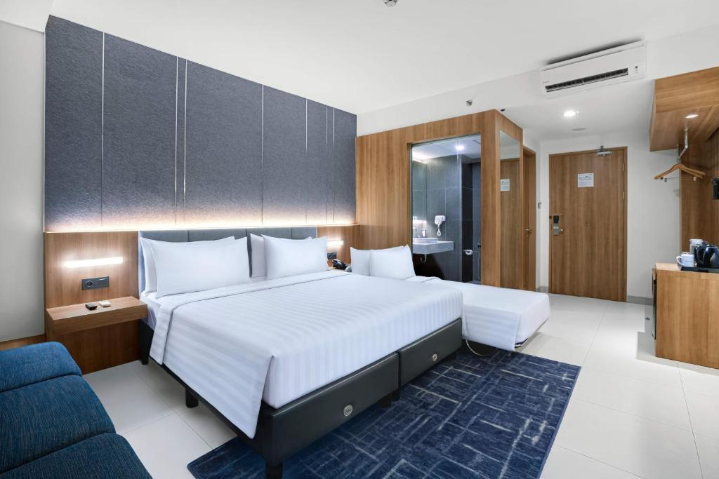 Aston Sidoarjo City Hotel & Conference Center - Deluxe Dreibettzimmer