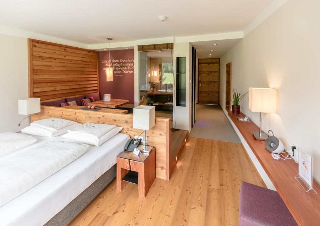 Postel nebo postele na pokoji v ubytování Holzleiten - Bio Wellness Hotel