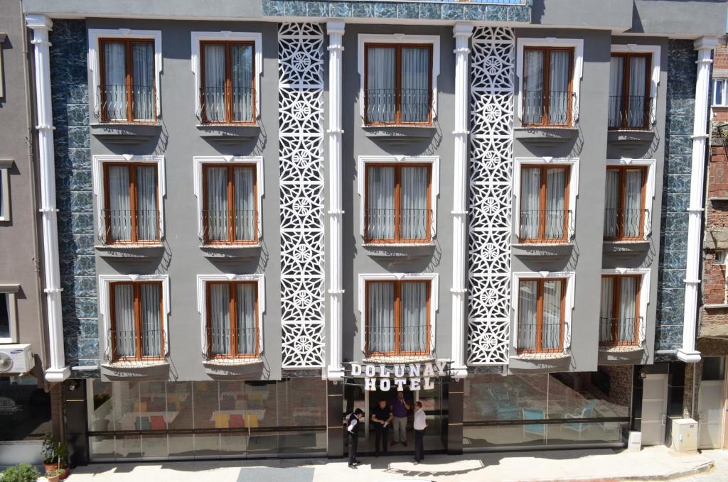 Ein Gebäude mit Leuten, die davor stehen. in der Unterkunft Sinop Dolunay Hotel in Sinop