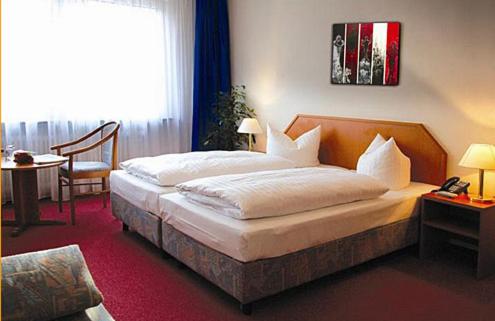 フランクフルト・アム・マインにあるミニヒマラヤ フランクフルト シティ メッセのベッドルーム1室(大型ベッド1台付)
