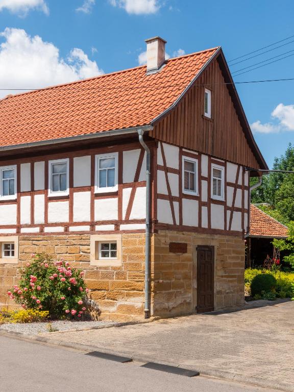 a house with a red roof at Ferienappartement Enzianshaus in Höchheim