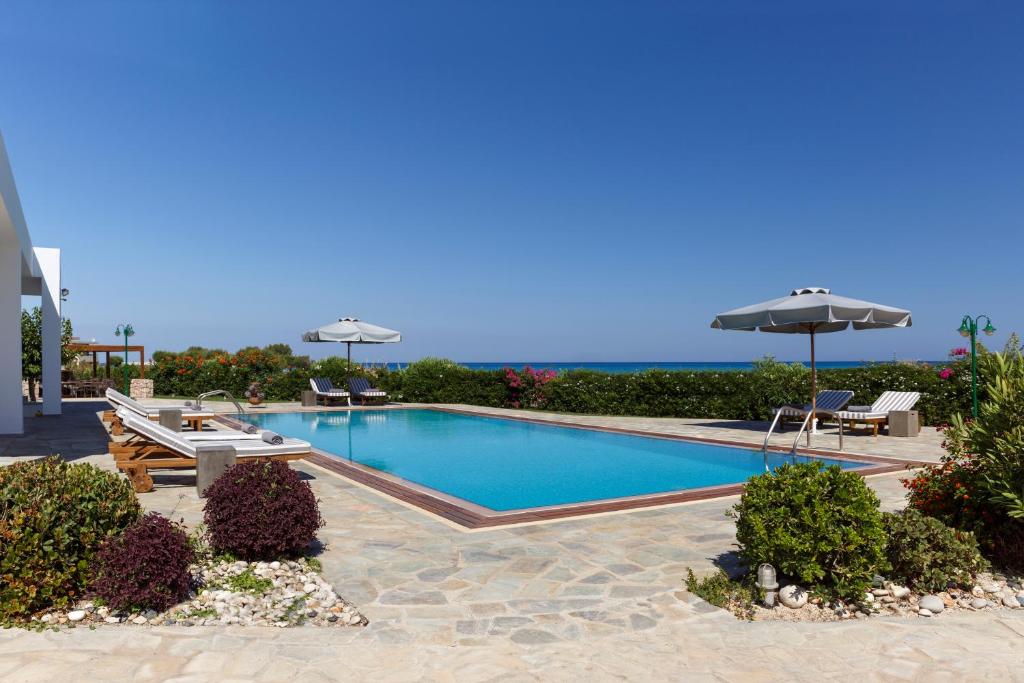 Bazén v ubytování Belvedere Beachfront Villa nebo v jeho okolí
