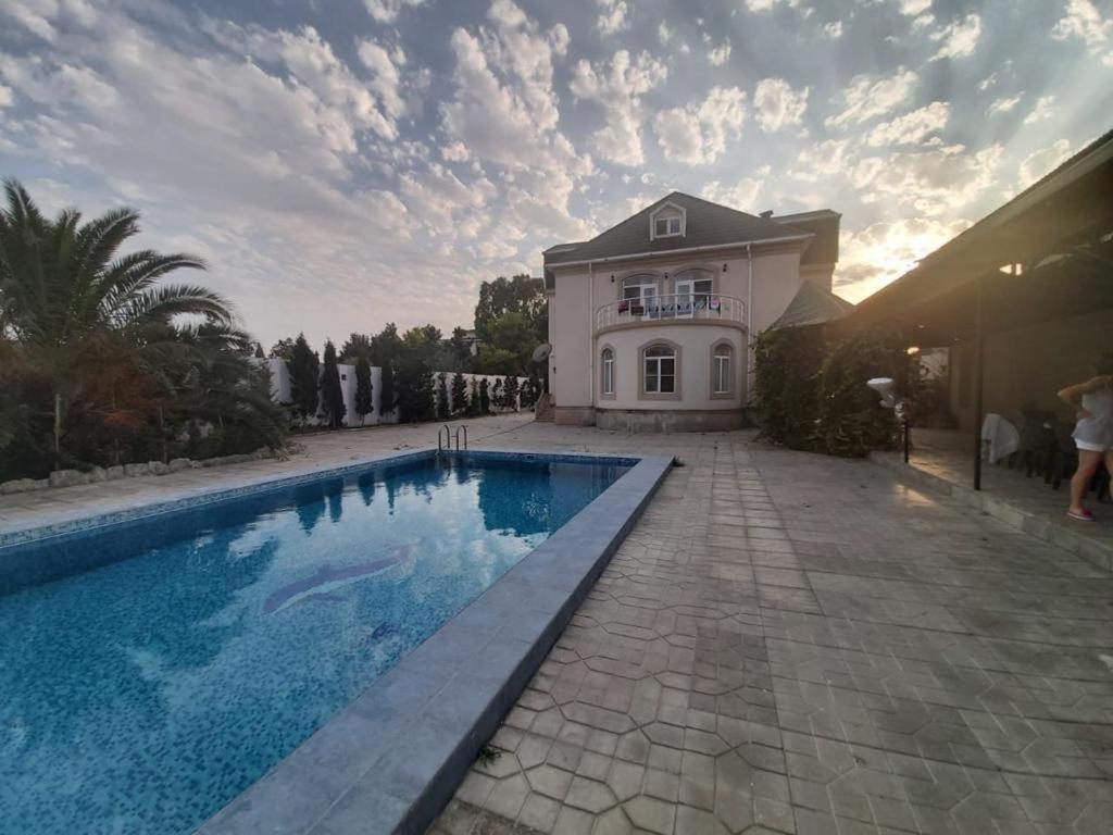 Bazén v ubytování Villa in and Home nebo v jeho okolí