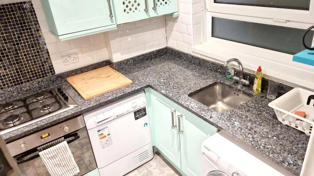 Η κουζίνα ή μικρή κουζίνα στο Large Double room in West Kensington-Fulham