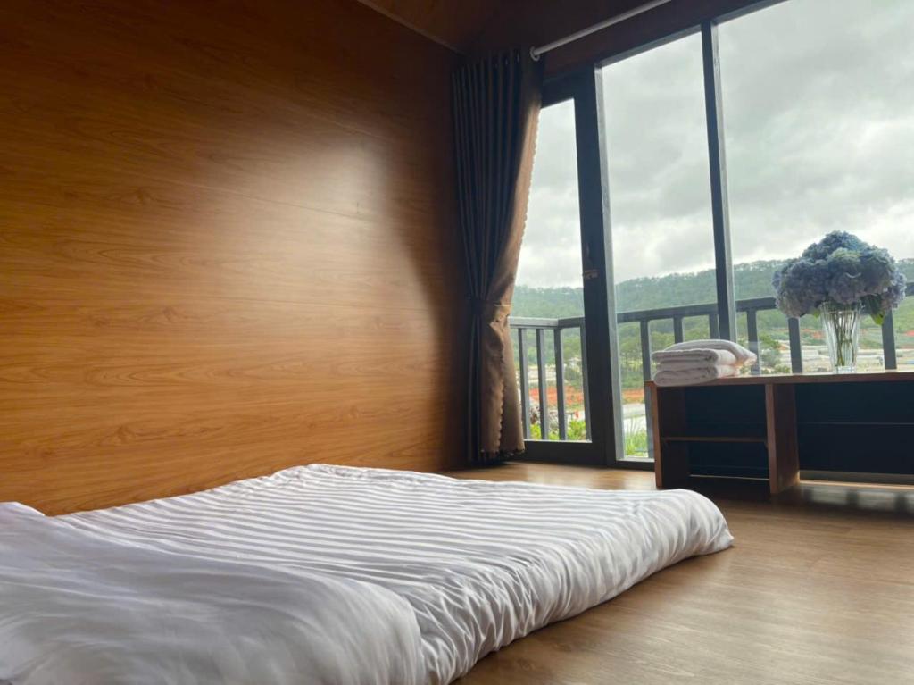 Phòng Deluxe Giường Đôi Có Ban Công
