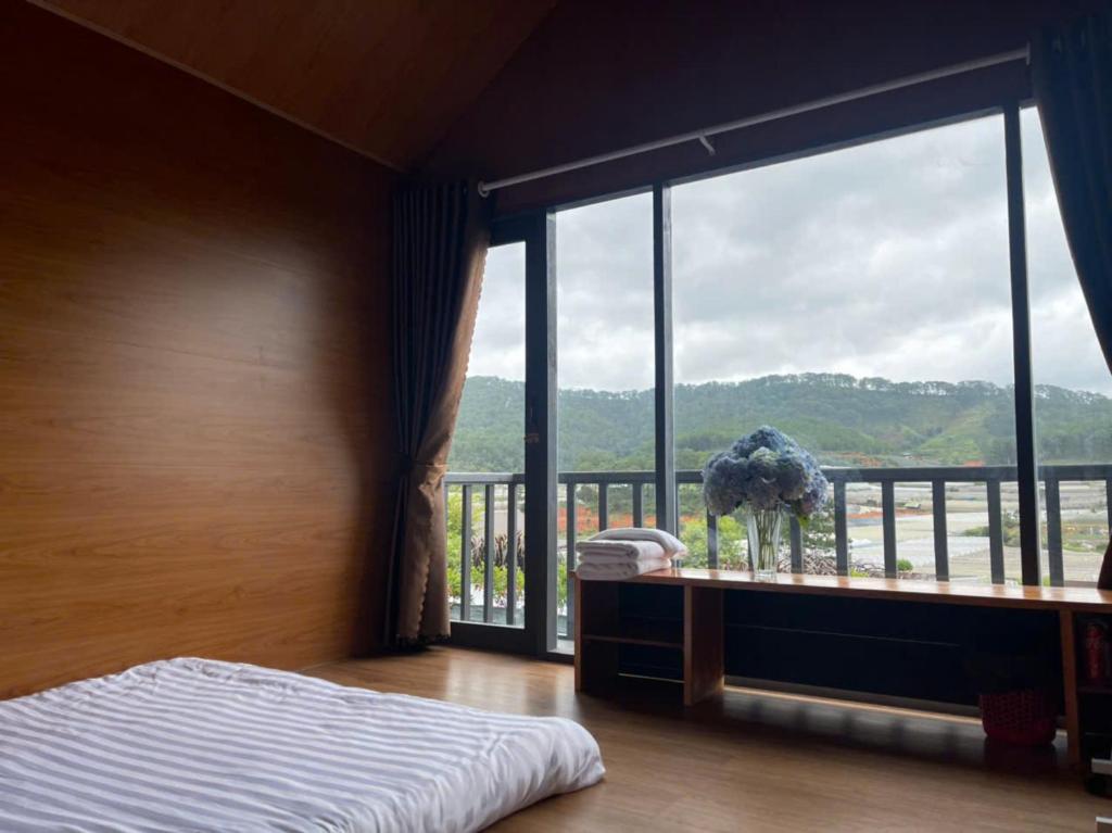 Phòng Deluxe Giường Đôi Có Ban Công