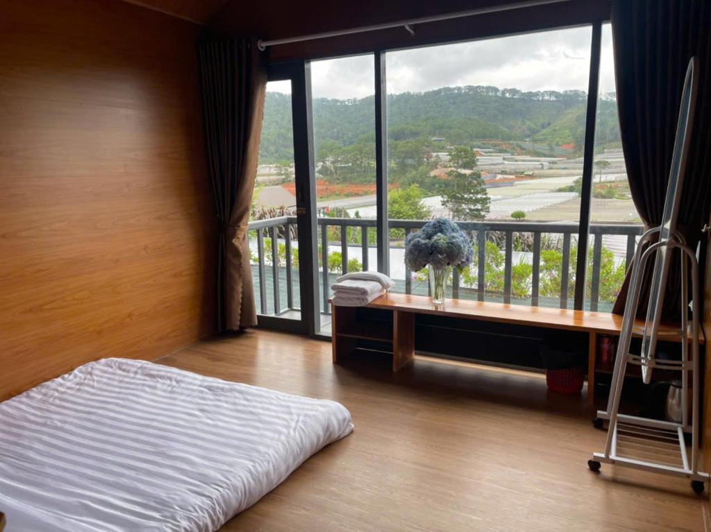 Phòng Deluxe Giường Đôi Có Ban Công