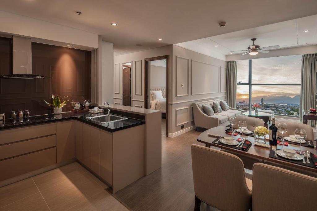 Η κουζίνα ή μικρή κουζίνα στο Beachfront Luxury Apartment in Altara Building - Da Nang