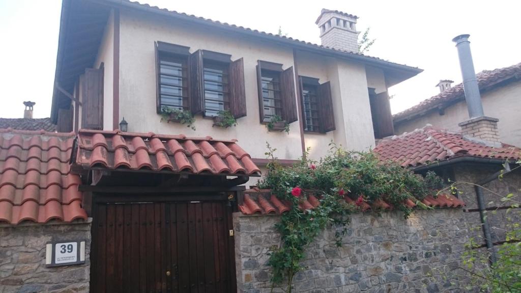 uma casa com um portão e uma parede de tijolos em Guest house "The House" em Zlatograd