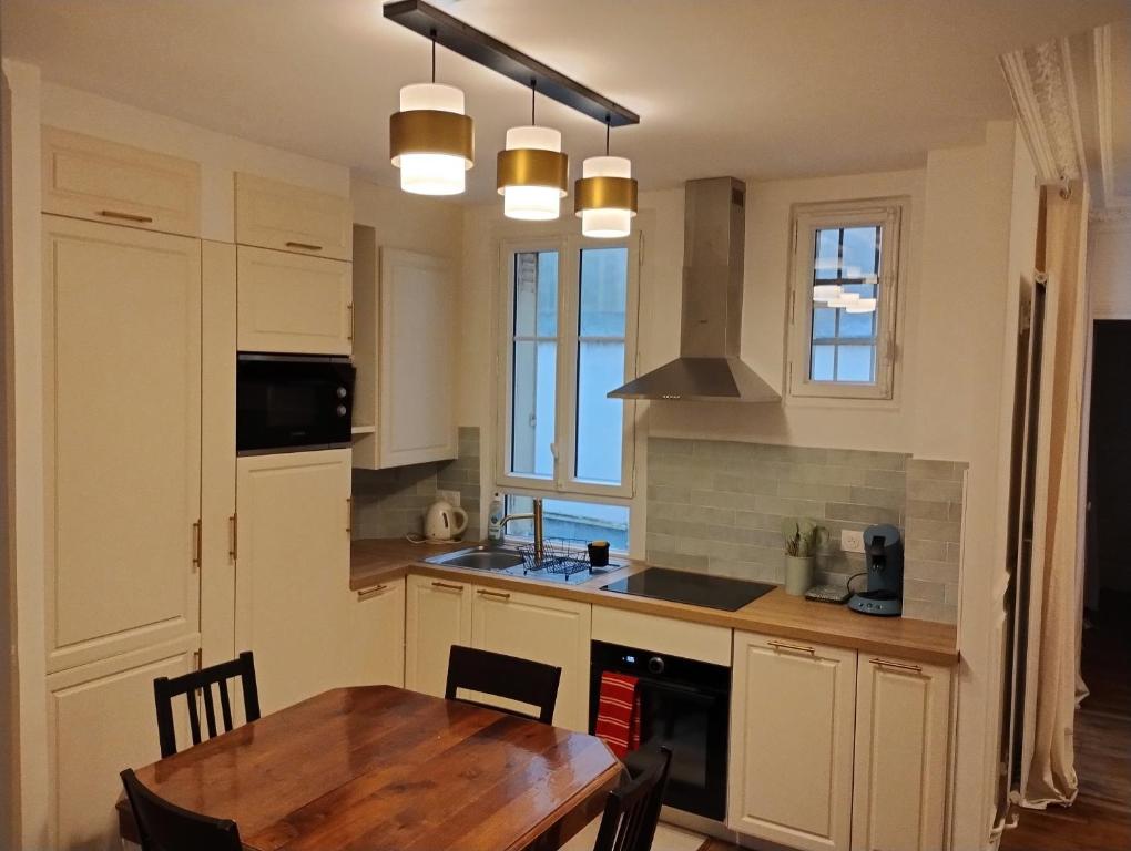 Køkken eller tekøkken på Charming apartment Paris