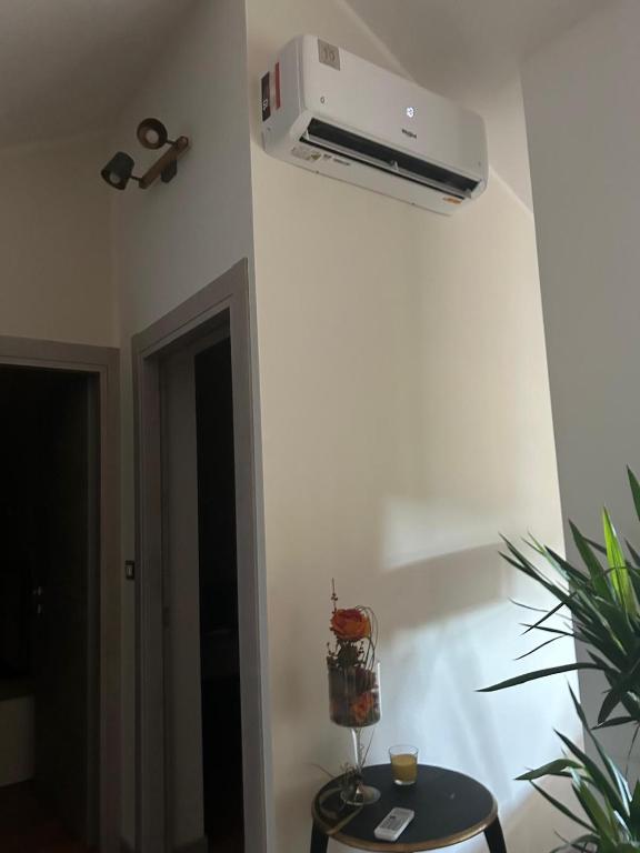 Habitación con aire acondicionado en la pared en Maison di Pino, en Pino Torinese