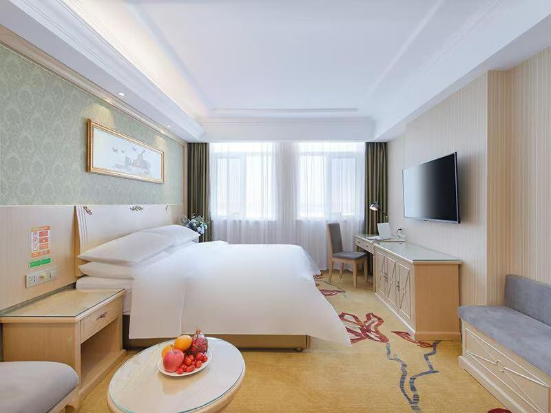 Postel nebo postele na pokoji v ubytování Vienna Hotel Linyi Economic Development Zone