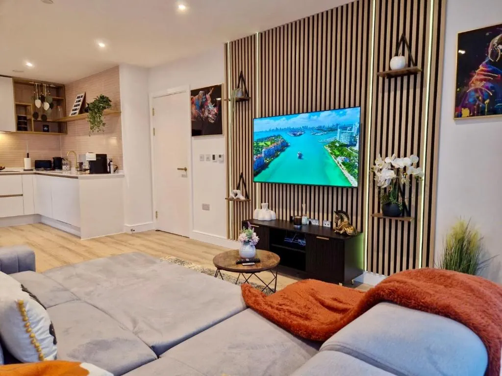 Wembley Cozy Cloud Waterfront Retreat with Parking near Wembley stadium