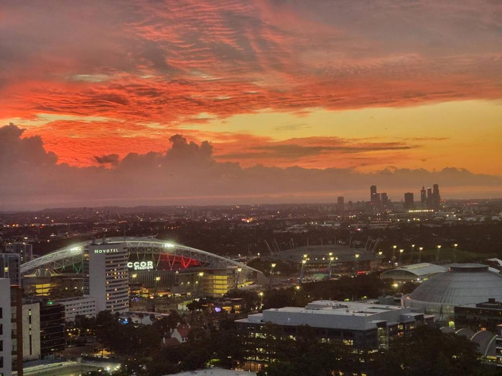 vistas a una ciudad con puesta de sol en Luxury Sky Escape in Sydney Olympic Park, en Sídney