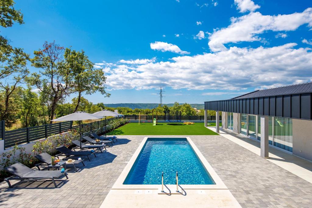 una piscina al costado de una casa en Villa Santila, en Labin