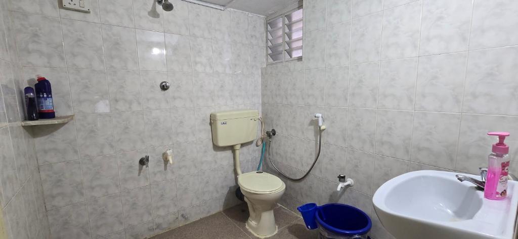 a bathroom with a toilet and a sink at Retreat Beach Houz in Kaup