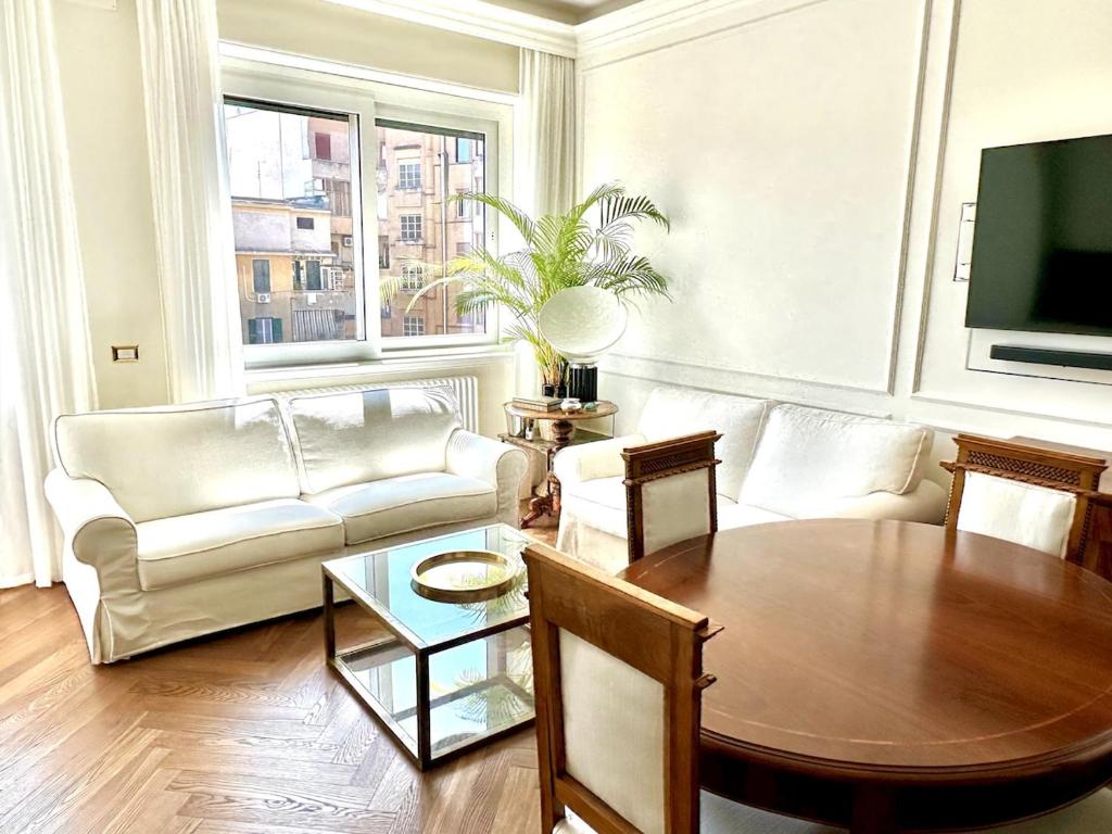un salon avec une table et un canapé dans l'établissement Dandy Elegance Loft, à Rome