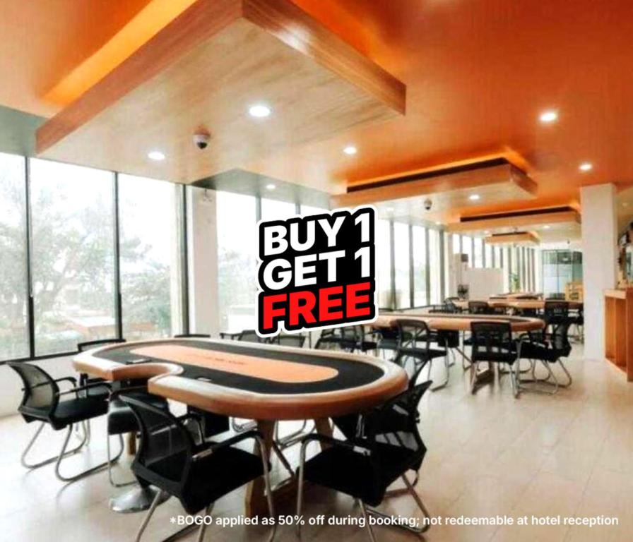 Restoran atau tempat lain untuk makan di Belvilla Cozy Stays Near Airport Formerly Boss Hotel