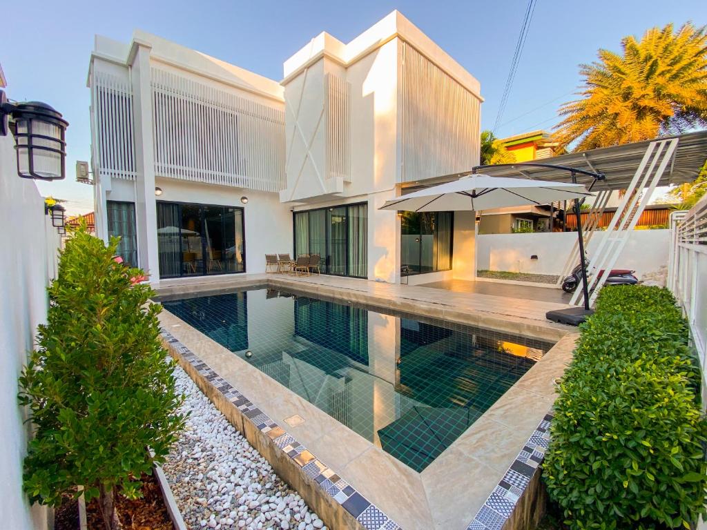 a swimming pool in the backyard of a house at Monte Villa Chiang Mai in Ban Nong Chaeng