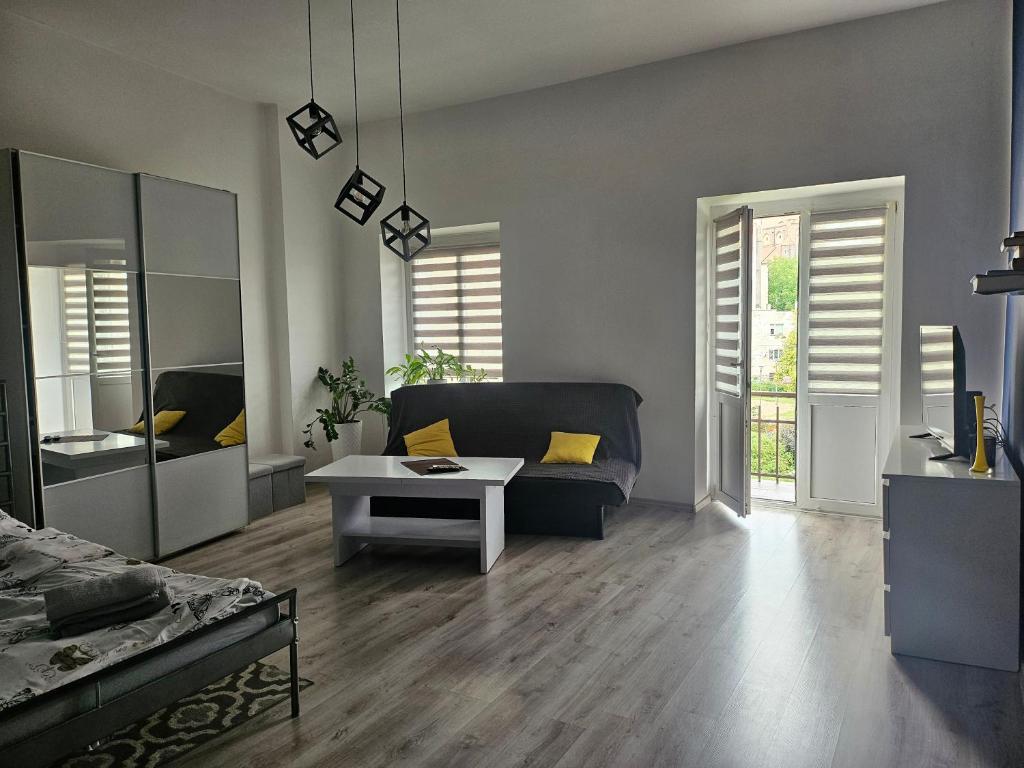 una sala de estar con un sofá y una mesa en Casa de Drzymala, en Świdnica
