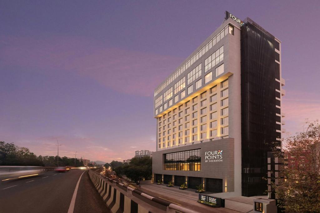 eine Darstellung eines Hotelgebäudes mit einer Autobahn in der Unterkunft Four Points by Sheraton Nashik in Nashik