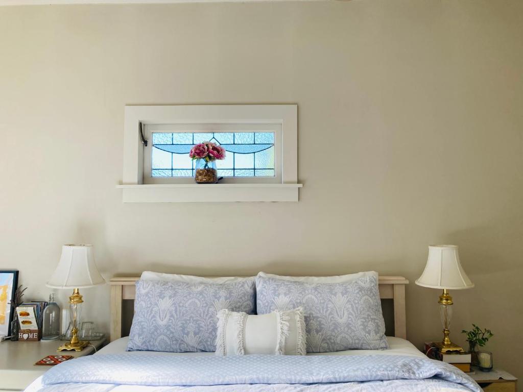 Spacious and Sunny Master Bedroom with shared bathrooms - Resim 9