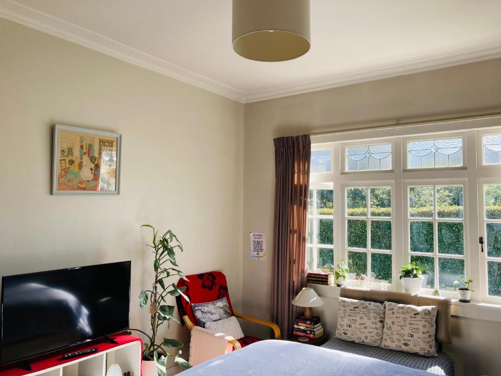 Spacious and Sunny Master Bedroom with shared bathrooms - Resim 5