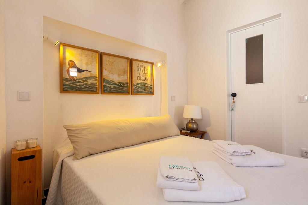 En eller flere senge i et værelse på Caracol Corner Studio in Lagos