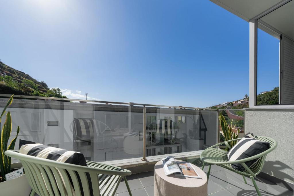 een balkon met twee stoelen en een tafel bij Wings Apartment II by An Island Apart in Santa Cruz