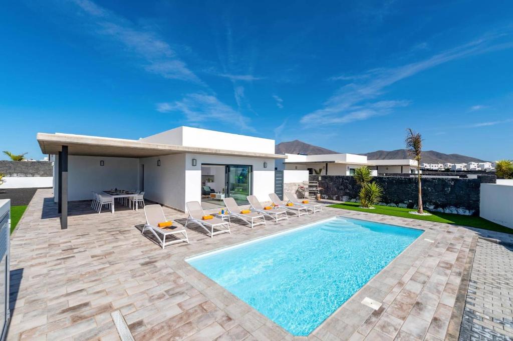 Villa Sibisse by Villa Plus
