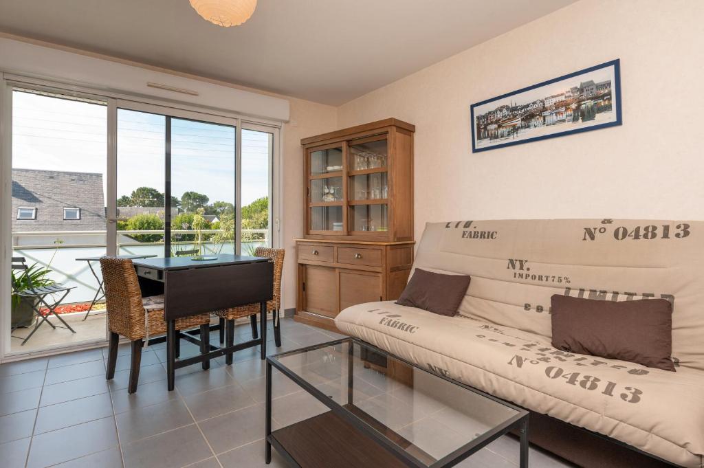 una sala de estar con un sofá y una mesa en Residence mer et pins, en Saint-Philibert