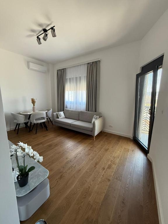 una sala de estar con un sofá y una mesa en Bar Seaview Escape, en Bar