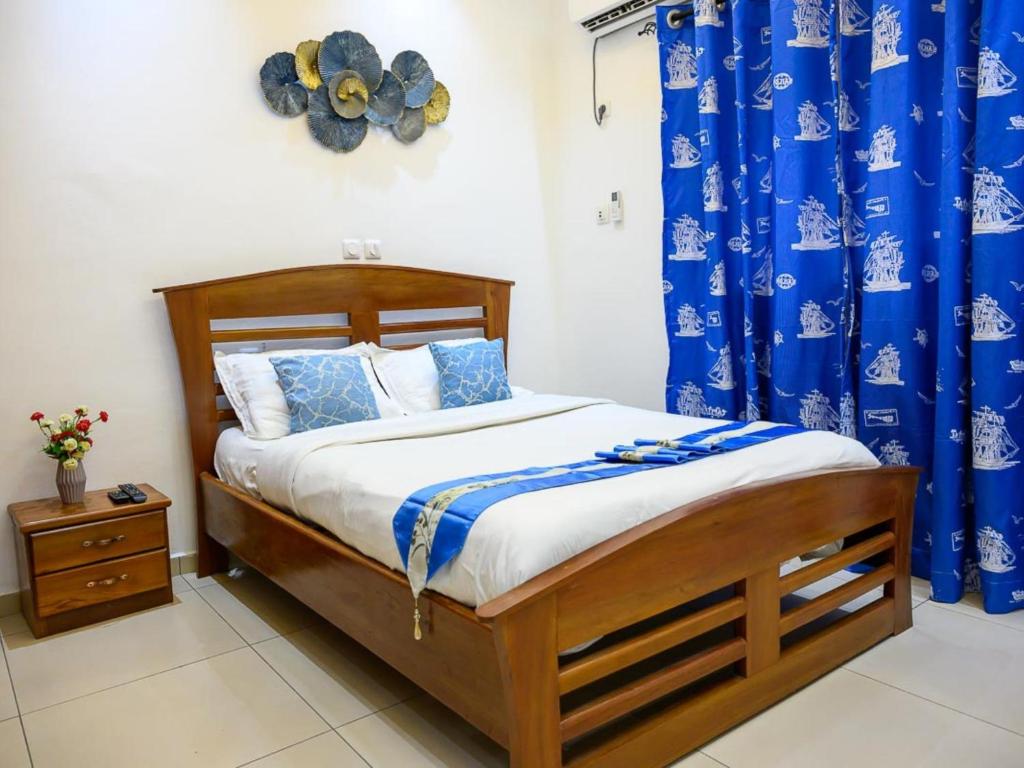 Una cama o camas en una habitación de Chambre Junior - RESIDENCE BAHO - Douala Makepe BM