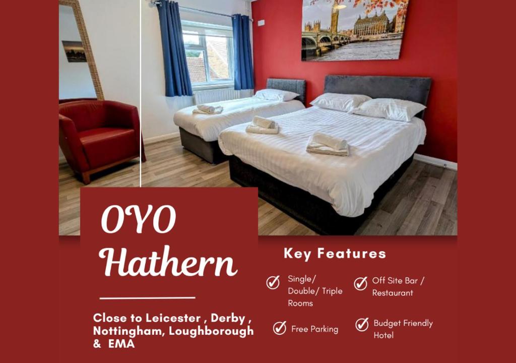 Dos camas en una habitación con una pared roja. en OYO Aparthotel Hathern - Loughborough, en Hathern