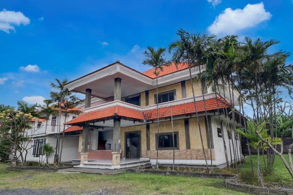 an old house with a red roof at OYO 94704 Geria Ratu Prahandari in Kerobokan