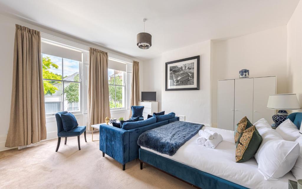 En eller flere senge i et værelse på Elegant 2BR Ground-Floor Teddington Flat Modern Comfort