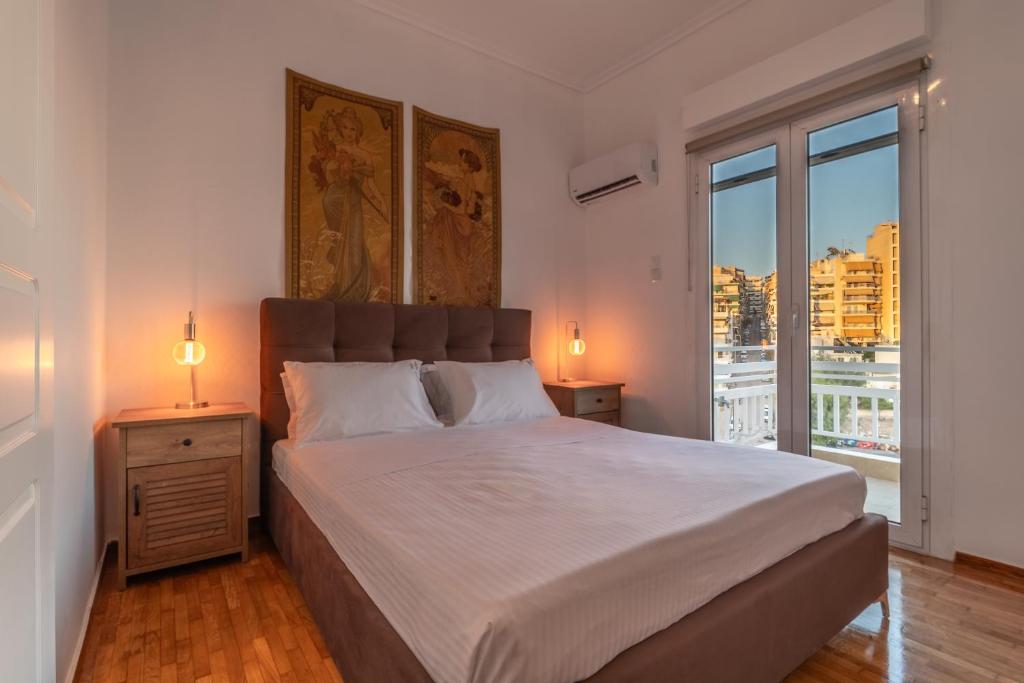 ピレウスにあるMZ Mare Piraeusの大きなベッドと大きな窓のある寝室