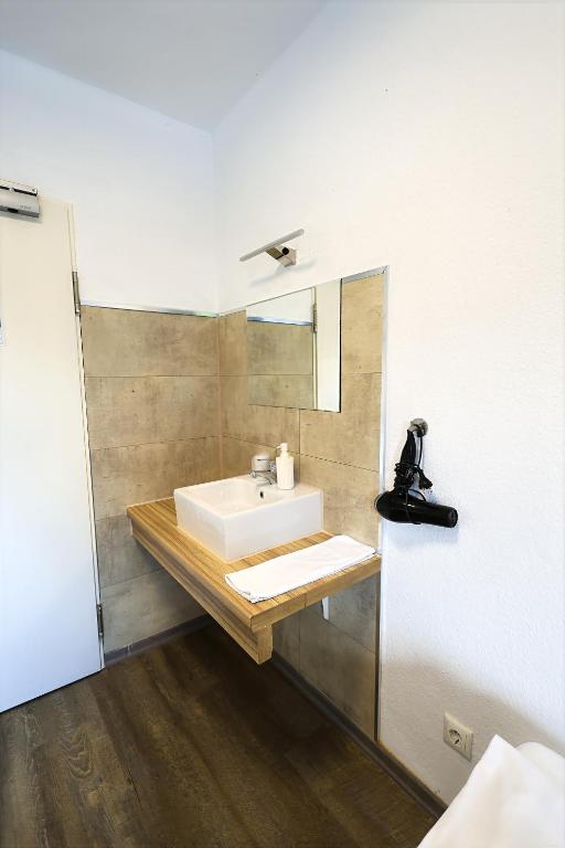 Hotel am Park - Single Room With Shared Shower And Toilet
