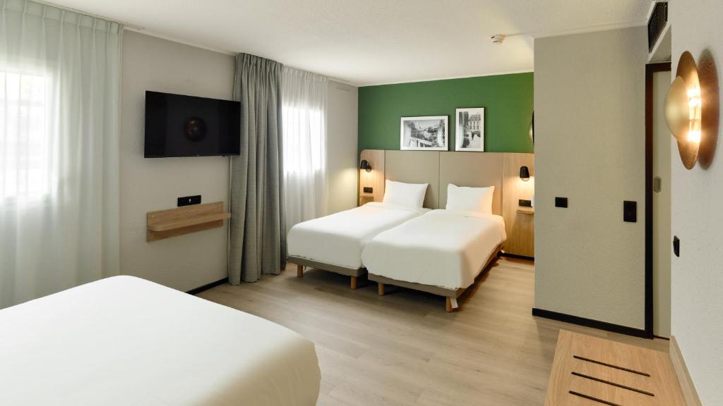 Campanile Prime - Argenteuil - Chambre Standard - 1 Lit Queen Et 2 Lits Simples