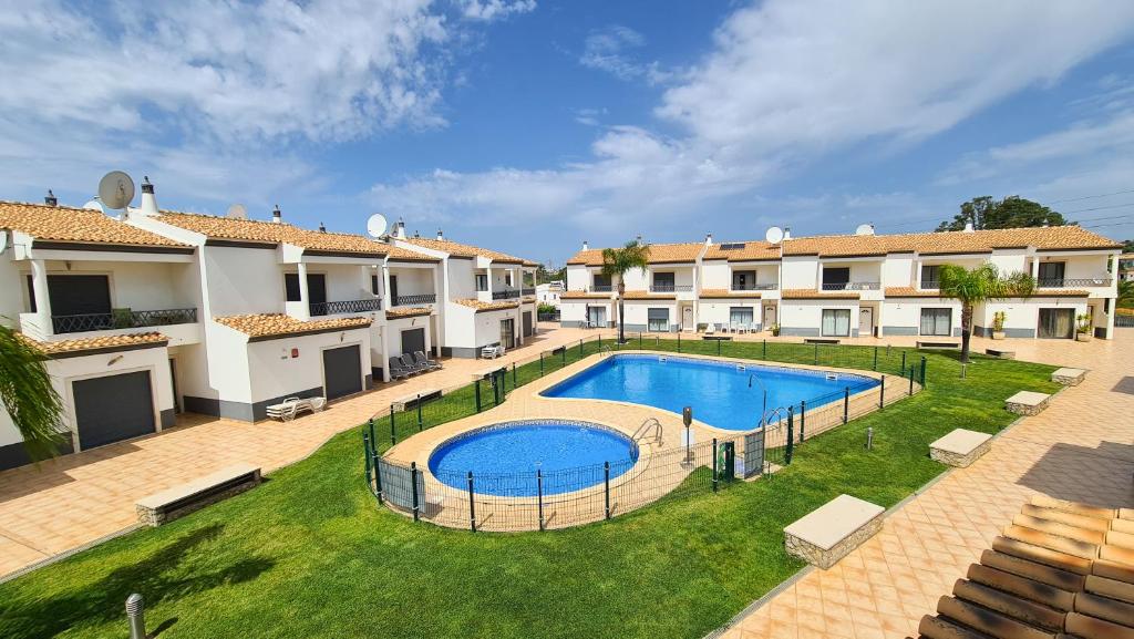 Charming 3-Bedroom Villa with Pool in Albufeira