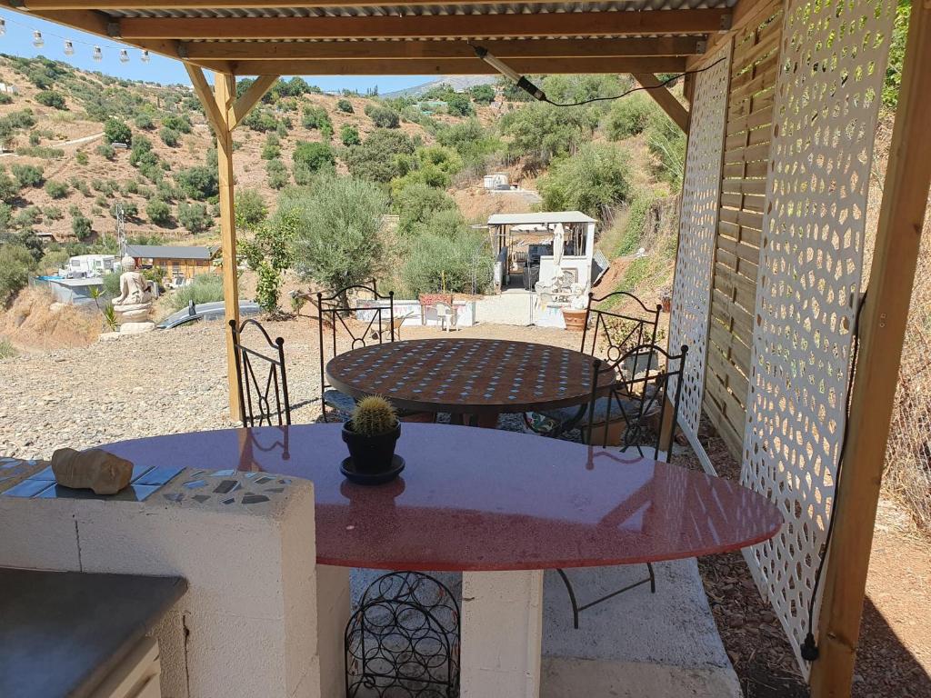 Balkón nebo terasa v ubytování Mountainside Log Cabin near to Golf and Sea