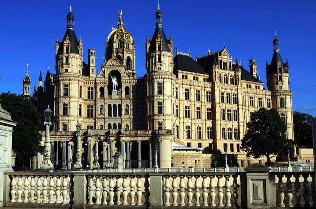 a large building with a fence in front of it at Appartement mit Garten zentrumnah in Schwerin