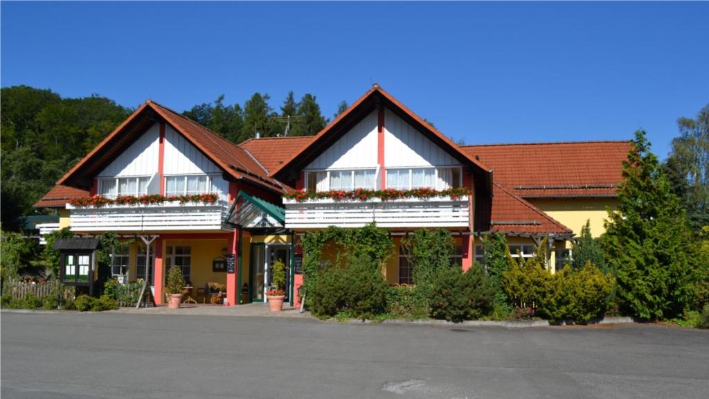 un edificio con fiori sulla facciata di Hotel St Hubertus Wienrode a Wienrode