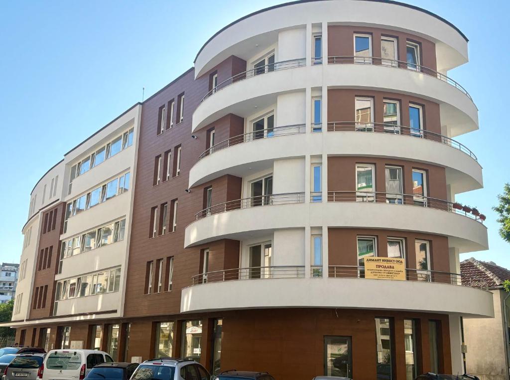 Un edificio de apartamentos con una construcción circular. en Historic Center Apartment, en Ruse