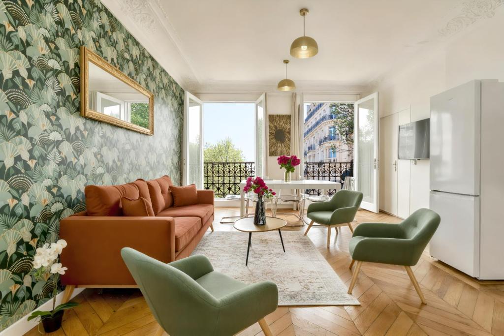 un salon avec un canapé et des chaises dans l'établissement Merveil - Family Suite - Marais - Ponceau, à Paris