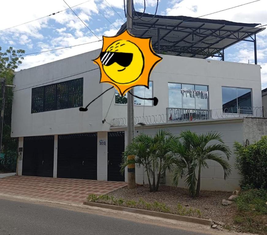 Un edificio con un cartel solar delante. en Casa Hawai, en Melgar